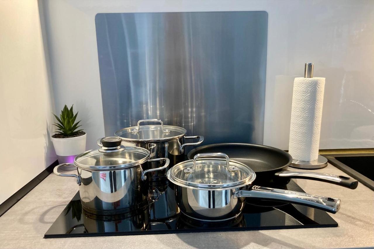 Living At Saarpartments -Adults Only- 2 Bedroom, Netflix - Business & Holiday Apartments For Long- And Short Term Stay, 3 Min To Train Station, Secure E-Bike Parking! Saarbrücken Zewnętrze zdjęcie